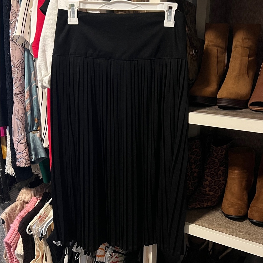 a new.day Elegant Black Pleated Skirt